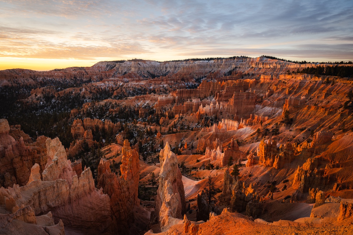 Golden hour light on the hoodoos of Bryce Canyon